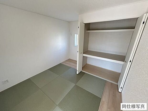 和室には、布団や季節物の収納に便利な押入れを完備。奥行きがあり、たっぷり収納できるため、お部屋をすっきりと保てます。