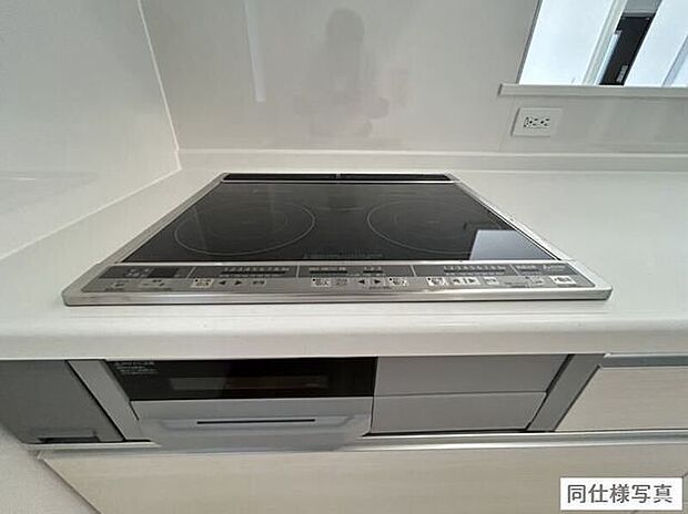 フラットでお手入れしやすいIHコンロを採用。毎日のお掃除もラクラクで、キッチンを清潔に保てます。