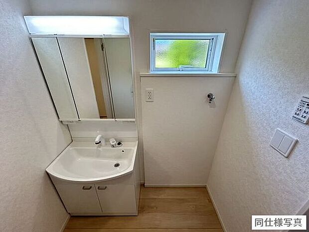 三面鏡の洗面化粧台は鏡扉の裏収納でたっぷりの容量をスッキリと収納できます。シャワーヘッド付きでお掃除も楽ちんです。