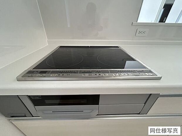 フラットでお手入れしやすいIHコンロを採用。毎日のお掃除もラクラクで、キッチンを清潔に保てます。