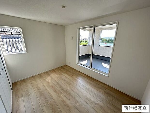 大きな窓から自然光がたっぷり差し込む、バルコニーに面した洋室は、明るく風通しも良好で、心地よい空間が広がります。