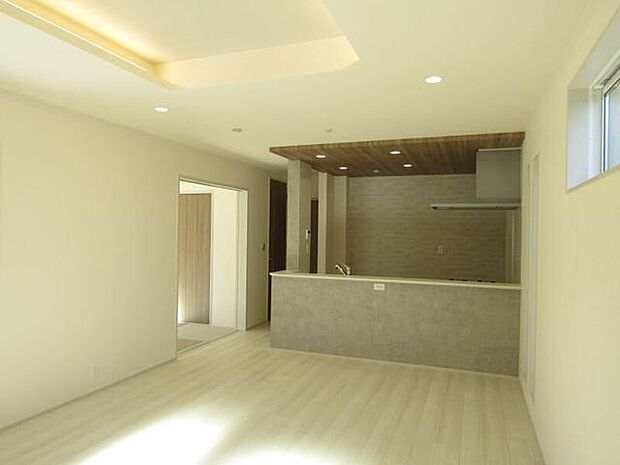 キッチンからダイニング、リビング全体を見渡せるので、調理をしながら、家族との会話も楽しめます。