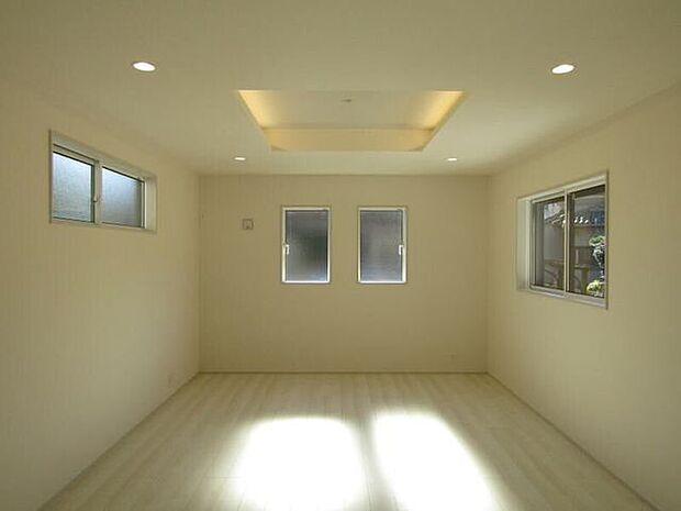 17帖のゆとりある空間は、ソファやダイニングテーブルのレイアウトも自在。窓からの採光もしっかり入り、明るく心地よい暮らしが広がります。