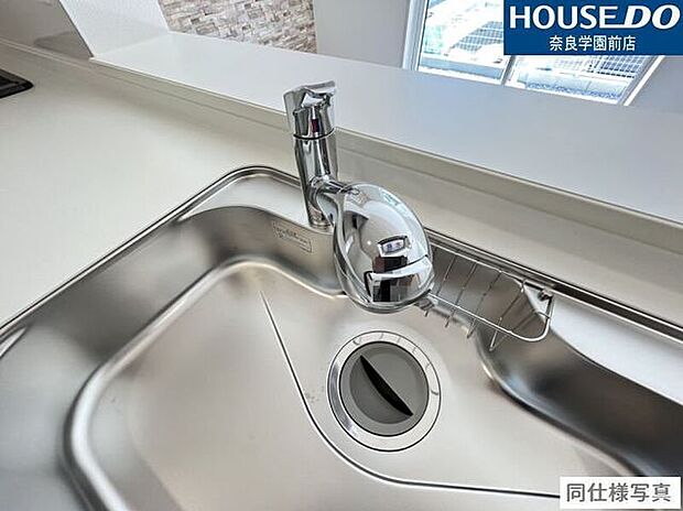 蛇口一体型の浄水器で、見た目もすっきり。キッチンまわりを美しく保てます。