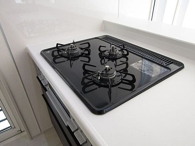 同時調理が可能な3口コンロ付きで、毎日の料理がスムーズに。ご家族分の食事も効率よく準備できます。