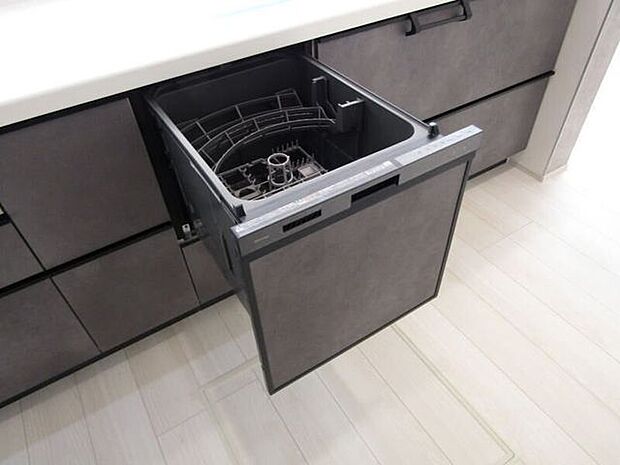 忙しいご家庭に嬉しい食洗機付き。手洗いの時間をぐっと短縮できるので、その分家族との時間や自分のリラックスタイムに使えます。