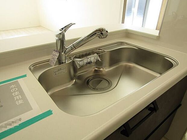 蛇口一体型の浄水器で、見た目もすっきり。キッチンまわりを美しく保てます。