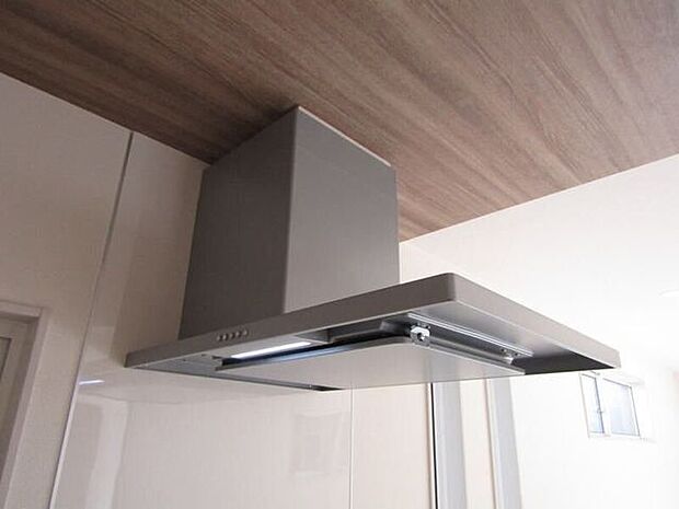 すっきりとしたフォルムのスリム型レンジフードを採用。毎日のお掃除もラクラクです。