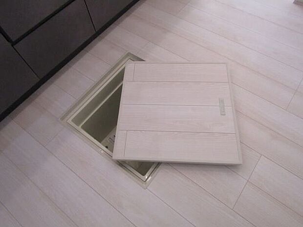 調味料や保存食品、日用品のストックなどをまとめて収納できる床下収納付き。