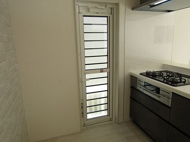 キッチンの勝手口はゴミ出しや換気や通気に役立ちます。