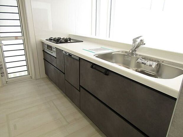 取り出しやすくしまいやすい、大容量の収納を備えたシステムキッチン。使い勝手抜群で、毎日の料理がもっと快適になります。