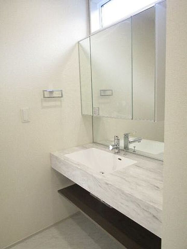 洗面台の下は開放感のあるオープンスタイル。見た目がすっきりしているだけでなく、お掃除もしやすくて日々のお手入れがぐっとラクになります。