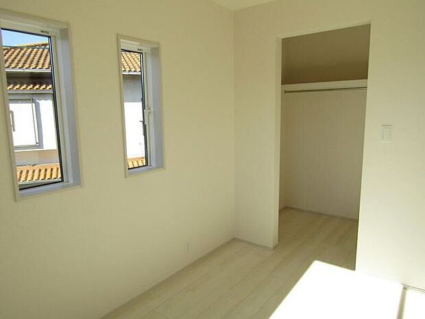 全ての居室にたっぷり収納できるウォークインクローゼットを完備。シーズンオフの衣類や大きな荷物もまとめて収納でき、お部屋を広々使えます。