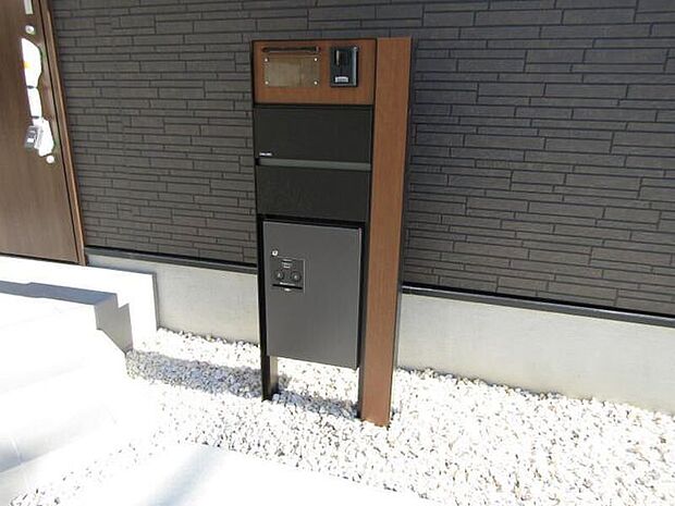 宅配ボックス付きで再配達の手間を省きつつ、防犯面にも配慮された安心の設備です。