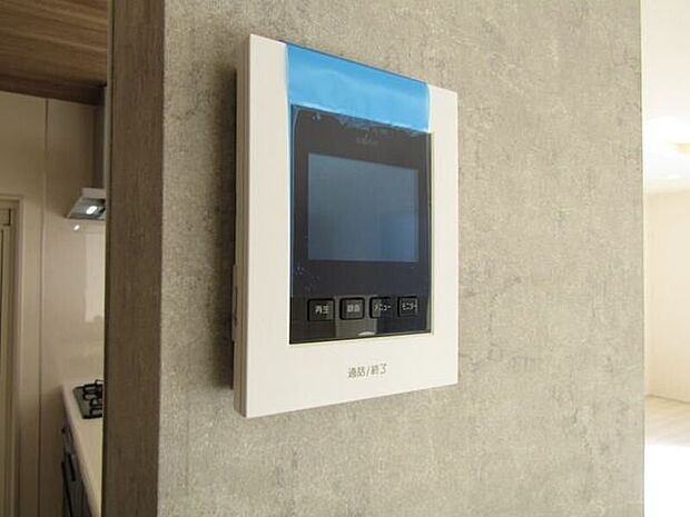 来訪者の顔を確認できるモニター付きインターホンで、セキュリティ面も安心。