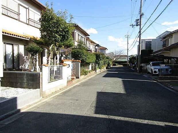 現地（2025年12月）撮影◆前面の道路は約6.2mの幅員があり開放感も十分、毎日の駐車もスムーズに行えます