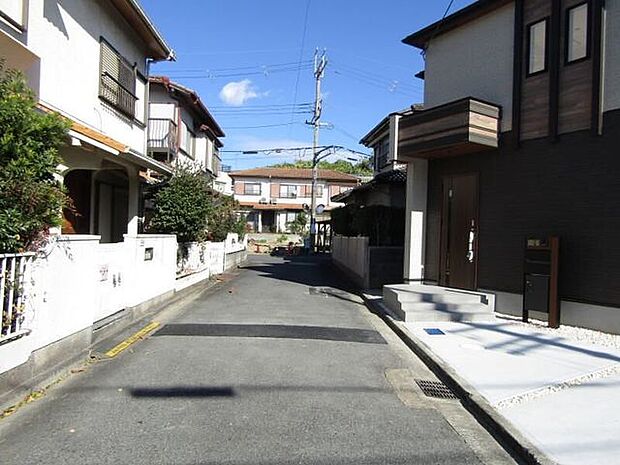 現地（2025年12月）撮影◆駐車スペースはゆとりの3台分を確保。写真や情報だけではわからない、周辺環境の魅力をぜひ現地で体感してください