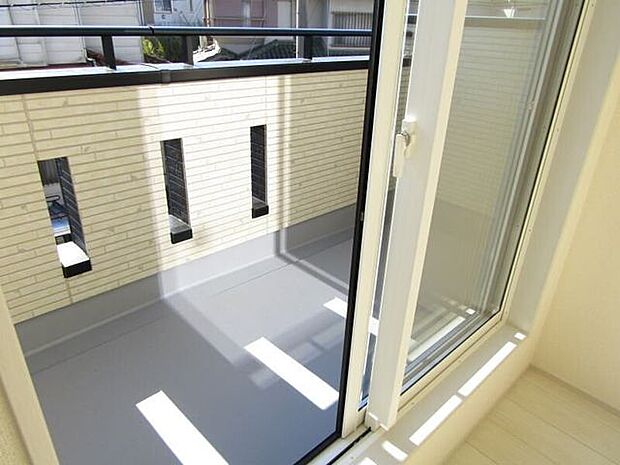 2部屋から出入りできる広いバルコニーは、家族みんなの洗濯物を一度に干せるゆとりのスペース。