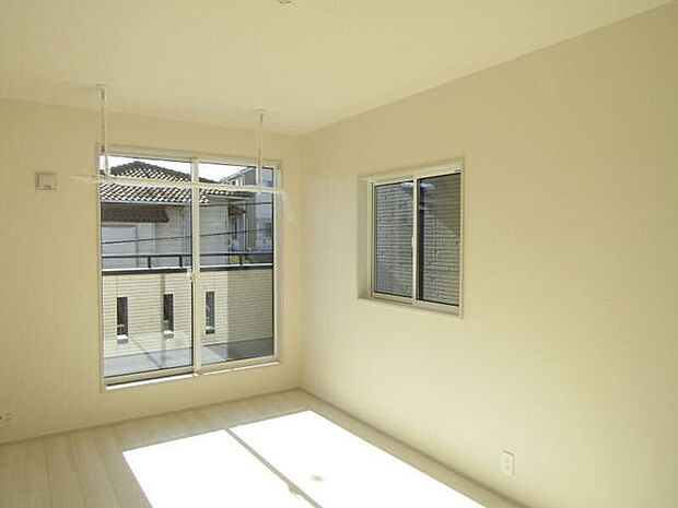 大きな窓から自然光がたっぷり差し込む、バルコニーに面した洋室は、明るく風通しも良好で、心地よい空間が広がります。