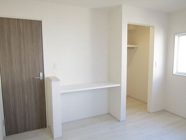 洋室には使い方いろいろのミニカウンター付き！メイクしたり、PC置いたり、小物を並べたり自由にアレンジできます。