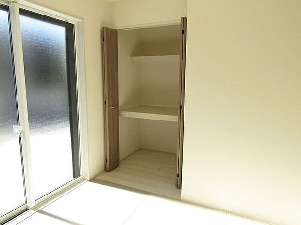 リビングに隣接した和室は、玄関側から直接出入りできる2WAY動線を確保。来客時の応接スペースや、家族のプライベート空間としても柔軟に使えます。