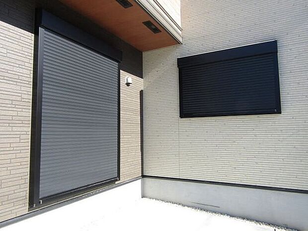 窓にはシャッター雨戸を完備。外出時や就寝時も、しっかりとプライバシーと安全を守ります。