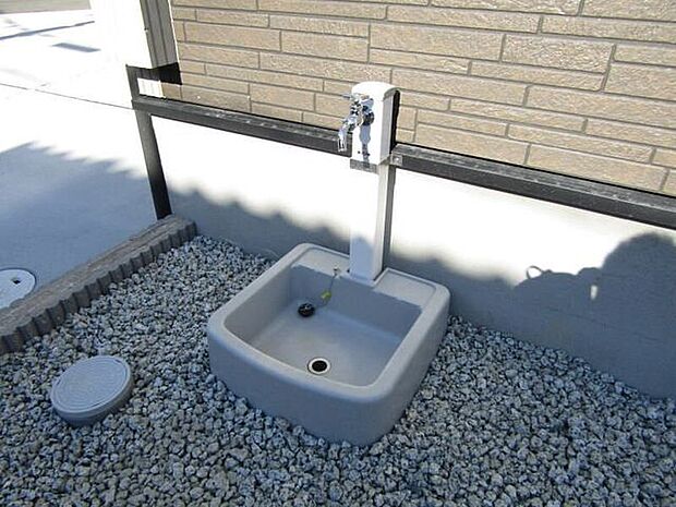屋外の水栓があることで、掃除やペットの足洗いもスムーズに。日々の暮らしに嬉しい設備です。