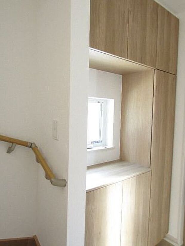 家族みんなの靴をたっぷり収納できるシューズボックス付き。カウンター部分に小物やグリーンも自由に飾れます。