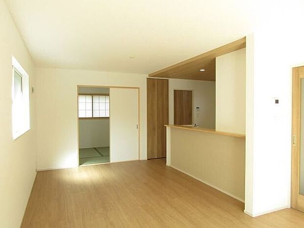 明るく開放的なリビングは、家族がゆったりとくつろぐことができますね。