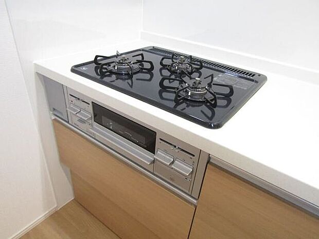 3口のコンロで複数の料理を一度に調理できるため、忙しい毎日の調理時間を大幅に短縮。