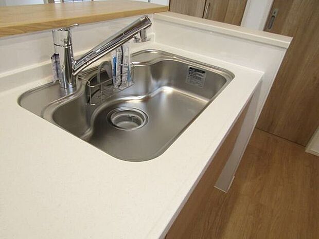 浄水器一体型の水栓でいつでもきれいなお水が使え、毎日の料理や飲み水に安心です。