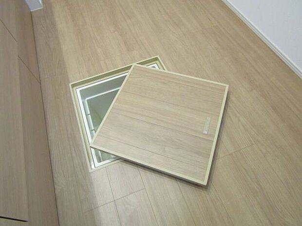 調味料や保存食品、日用品のストックなどをまとめて収納できる床下収納付き。