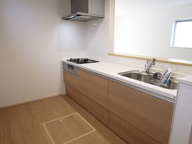 取り出しやすくしまいやすい、大容量の収納を備えたシステムキッチン。使い勝手抜群で、毎日の料理がもっと快適になります。