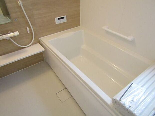 ゆったりと足を伸ばせる浴槽で、一日の疲れをしっかりリフレッシュ。快適なバスタイムを楽しめます。