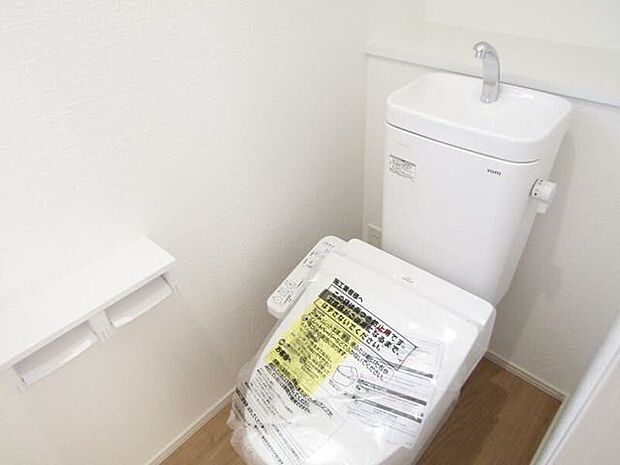 明るい採光窓と洗浄便座付きで、快適に使えるトイレ空間