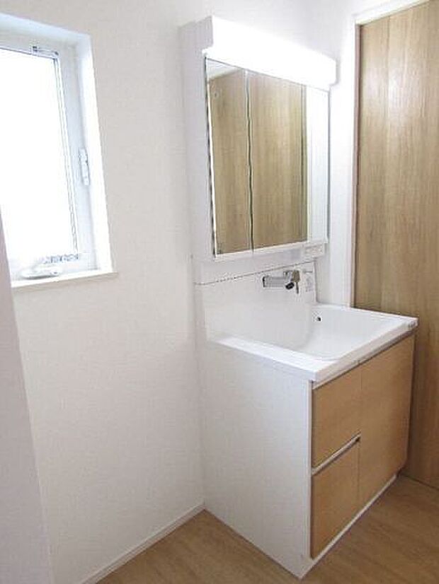 洗面台にはシャンプードレッサーを採用。ノズルが引き出せるため、洗髪やお掃除もラクラク。忙しい朝の身支度にも便利で、使い勝手のよい設備です。