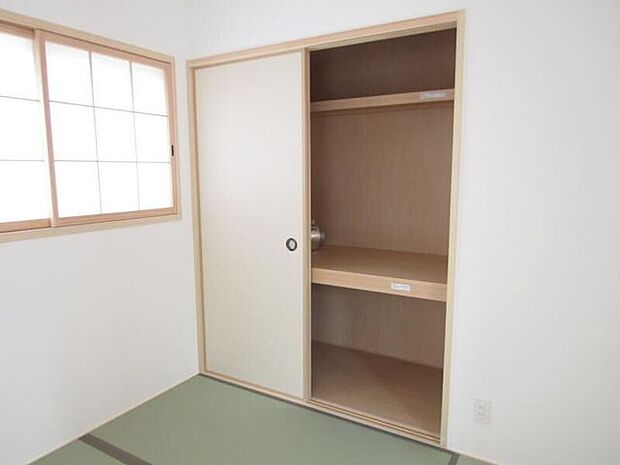 和室には、布団や季節物の収納に便利な押入れを完備。奥行きがあり、たっぷり収納できるため、お部屋をすっきりと保てます。