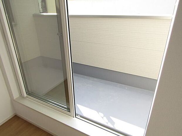 洗濯物をまとめて干せる十分なスペースを備えたバルコニー。