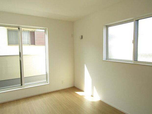 大きな窓から自然光がたっぷり差し込む、バルコニーに面した洋室は、明るく風通しも良好で、心地よい空間が広がります。