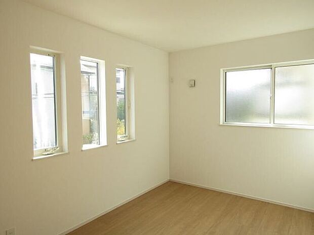 2面採光で明るいお部屋です。机とシングルベッドを置いてもまだ余裕のあるお部屋です。