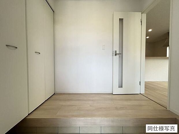 大きなシューズクローゼットは収納力抜群!中の棚板は可動式なのでブーツや長靴なども楽々収納できます♪