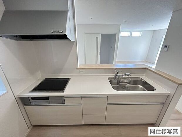 使いやすいスライド式キッチンで、調理器具や食材の出し入れがスムーズ。家事効率がアップします。