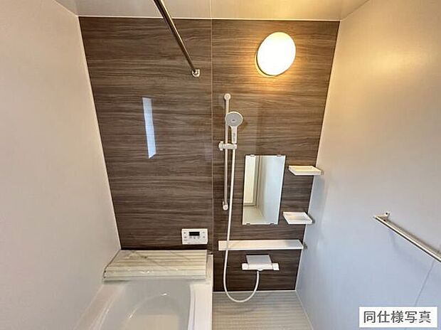 ゆったりと足を伸ばせる浴槽で、一日の疲れをしっかりリフレッシュ。快適なバスタイムを楽しめます。