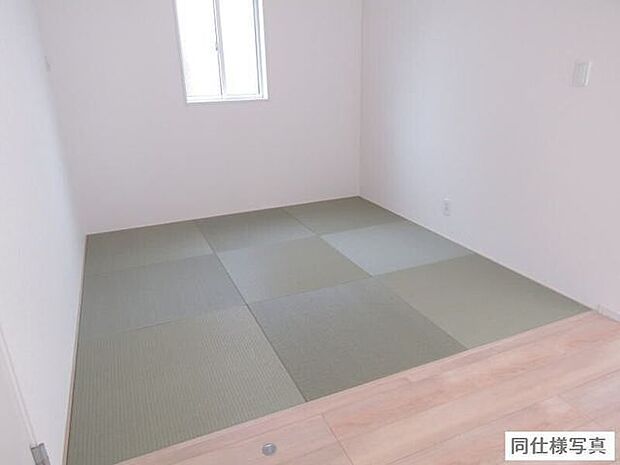 くつろぎの和空間♪多用途に使えるタタミコーナー付きで、家族の憩いの場にも最適です。