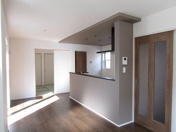 家族の会話が弾む、開放感ある対面式キッチン。料理中もリビングの様子が見えて安心です。