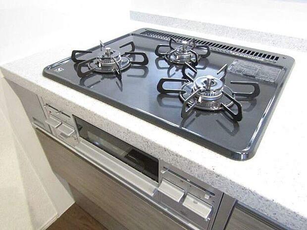 3口のコンロで複数の料理を一度に調理できるため、忙しい毎日の調理時間を大幅に短縮。