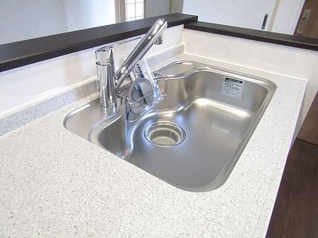 浄水器一体型の水栓でいつでもきれいなお水が使え、毎日の料理や飲み水に安心です。