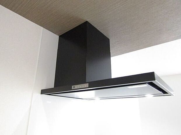 すっきりとしたフォルムのスリム型レンジフードを採用。毎日のお掃除もラクラクです。