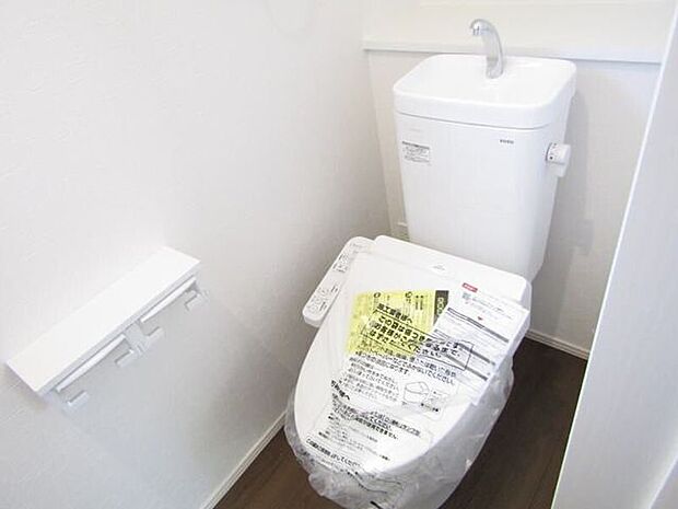 明るい採光窓と洗浄便座付きで、快適に使えるトイレ空間