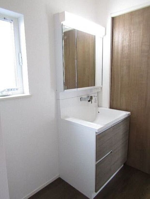 洗面台にはシャンプードレッサーを採用。ノズルが引き出せるため、洗髪やお掃除もラクラク。忙しい朝の身支度にも便利で、使い勝手のよい設備です。